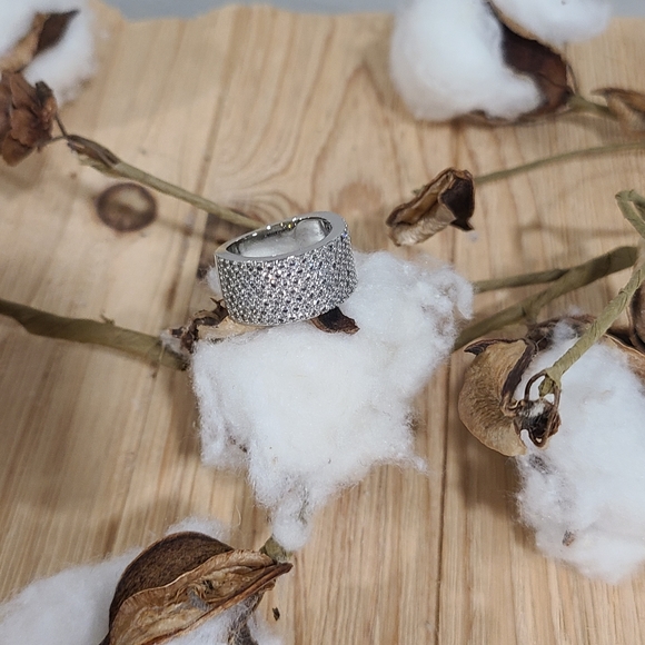 🤍🩶NEW🤍🩶GORGEOUS!! Tiny CZ'S Silver Plated Band Ring - Picture 14 of 14